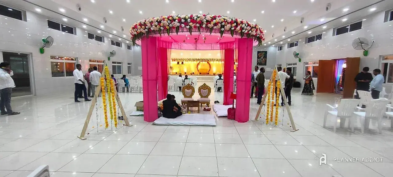 Pink mantapa with a flower crown in a white hall
